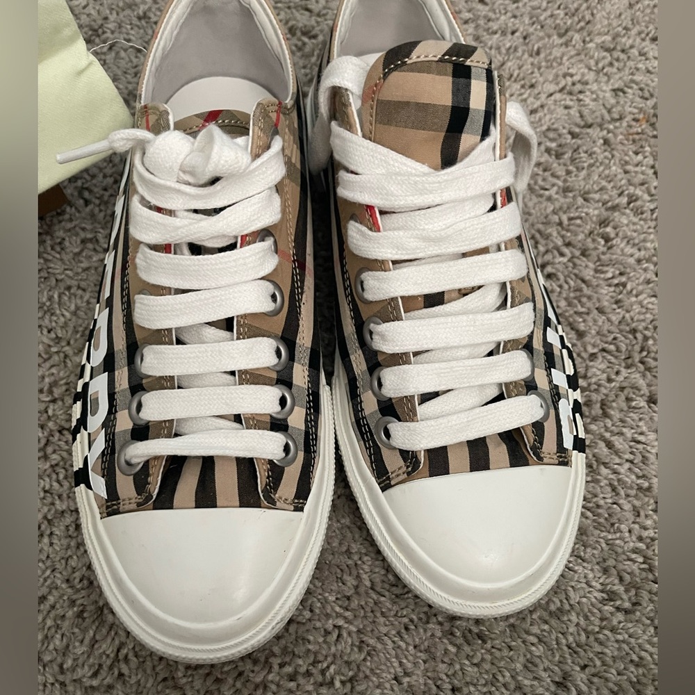 Burberry logo low top sneakers